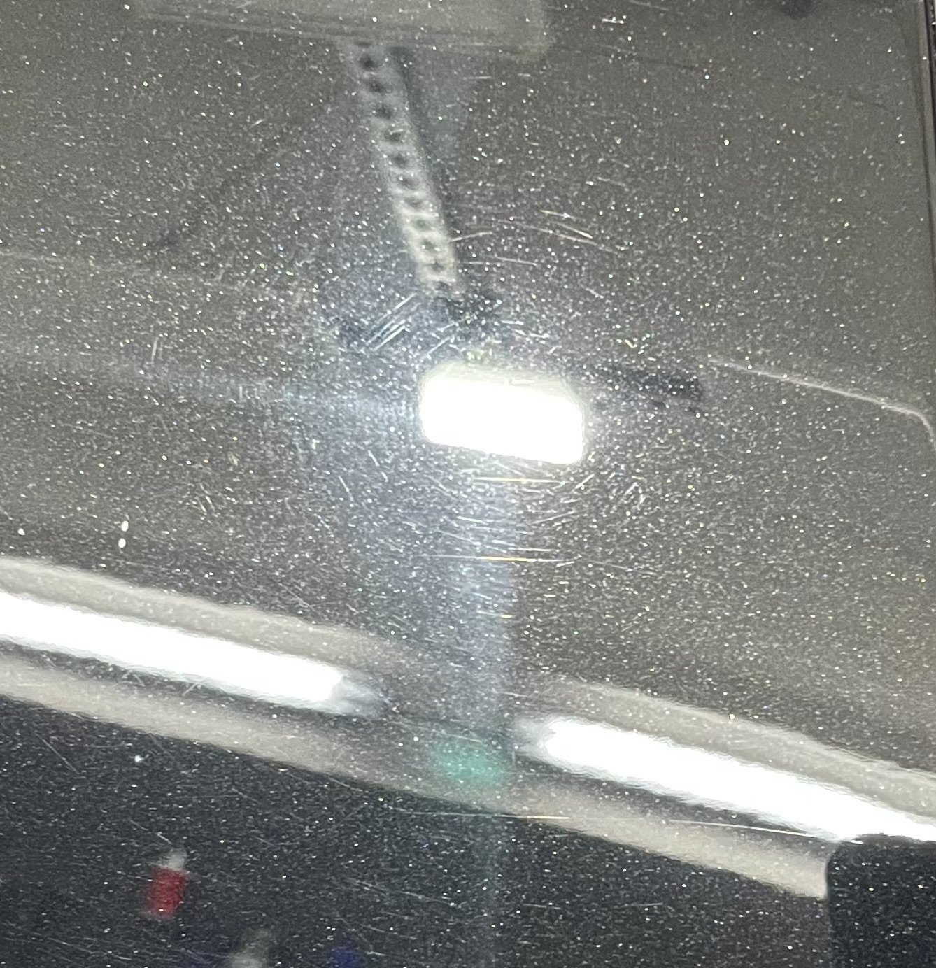 Leichte Kratzer und Grauschleier im Lack vor einstufiger Politur