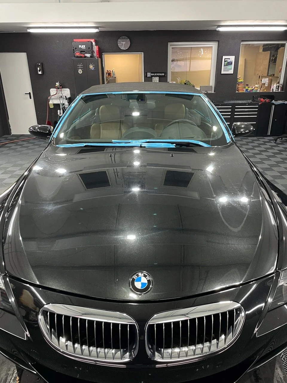 BMW M6 Competition Cabrio Motorhaube vor der Lackkorrektur mit starken Swirls und Kratzern