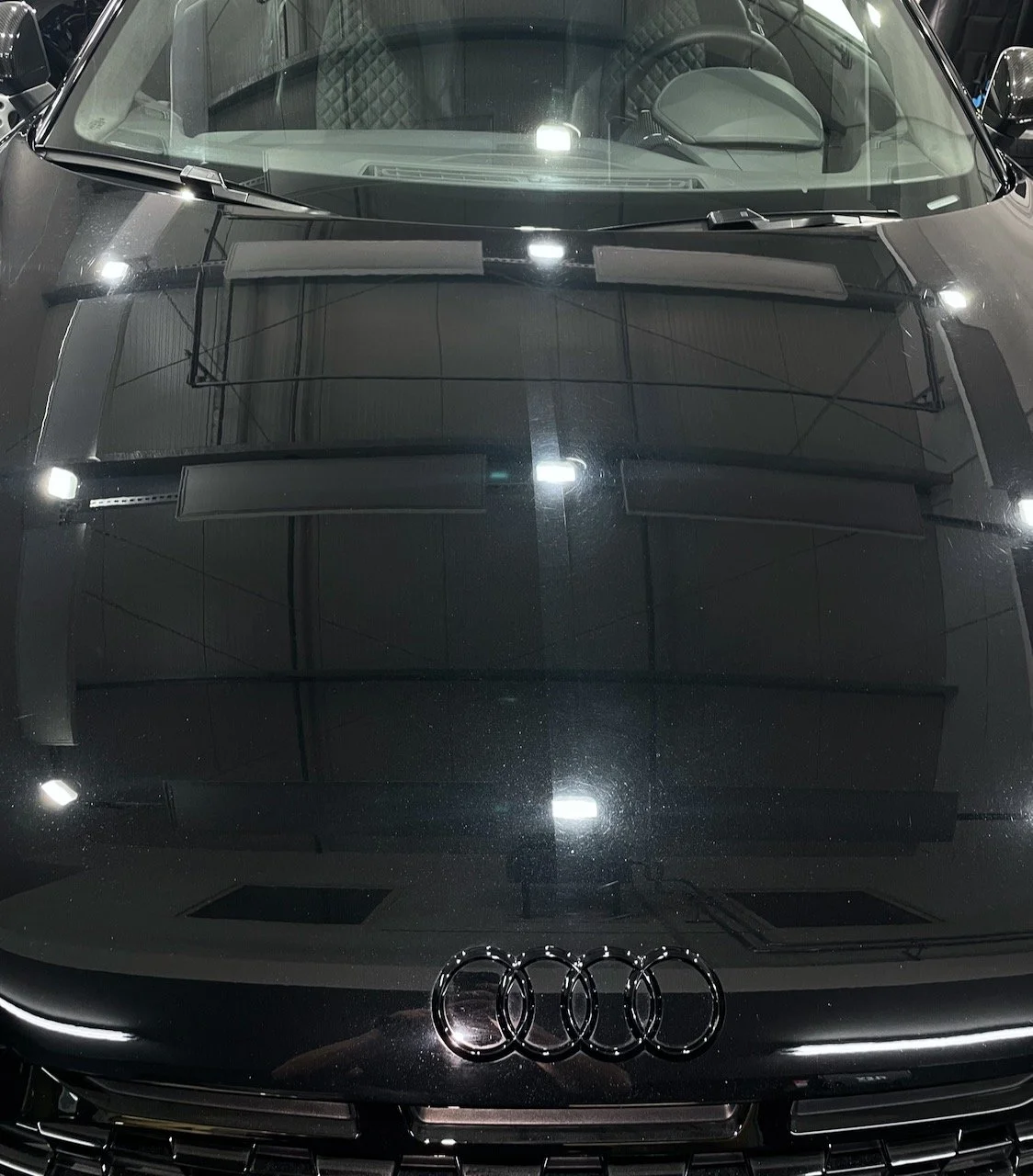 Audi R8 Motorhaube Vorher-Nachher nach mehreren Cutting-Durchgängen vor dem finalen Finish