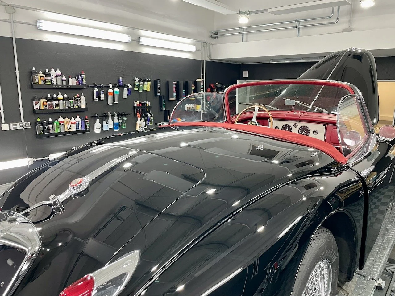 Jaguar XK150 Heck nach mehrstufiger Lackkorrektur unter Spotlicht