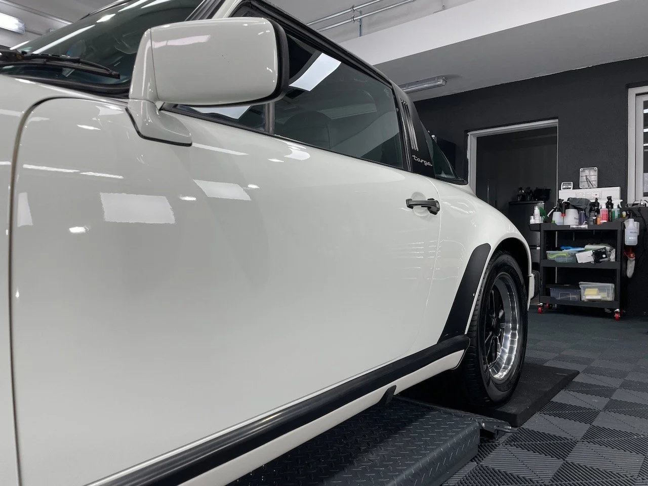 Porsche 911 Carrera Targa Seitenansicht nach zweistufiger Lackkorrektur und Keramikversiegelung