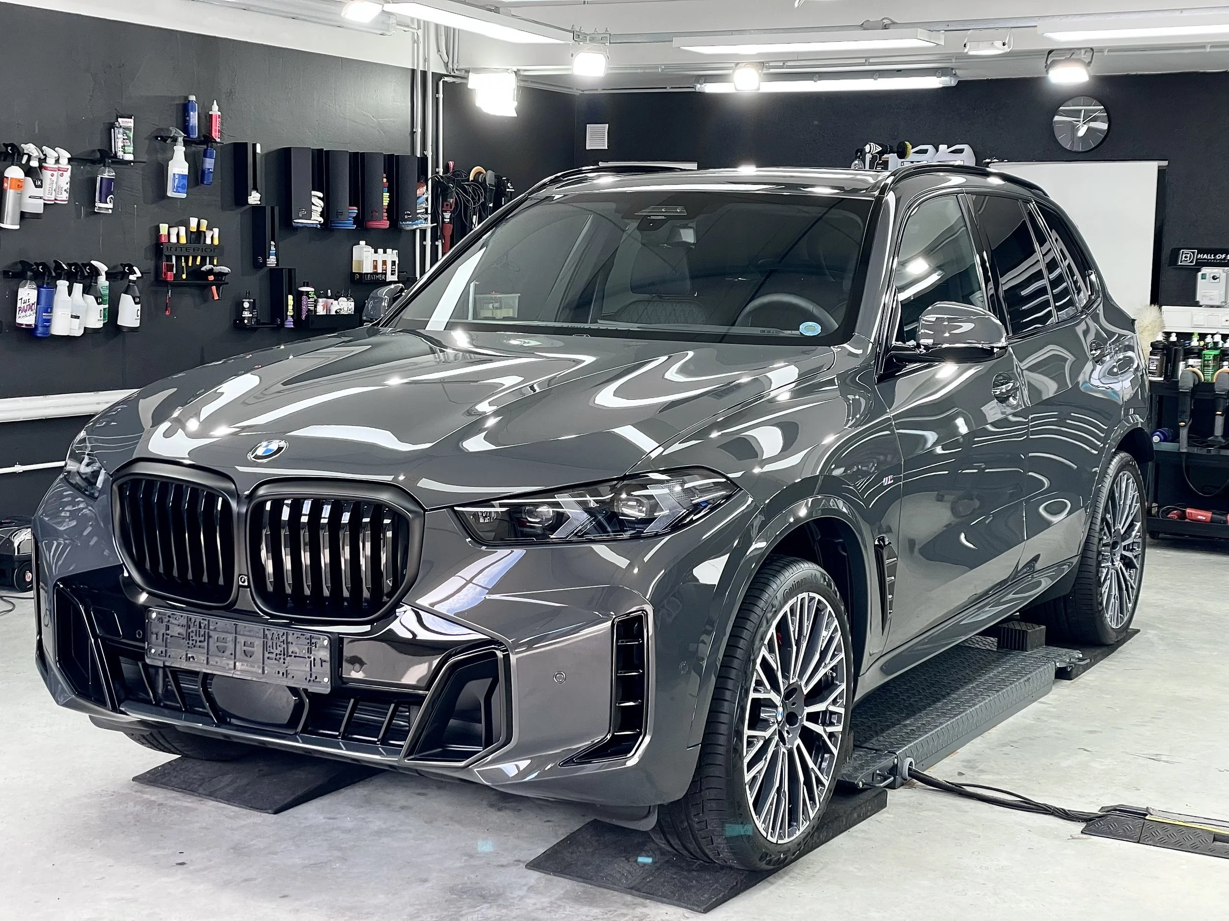 BMW X5 nach der Neuwagenaufbereitung bei Hall of Detailing