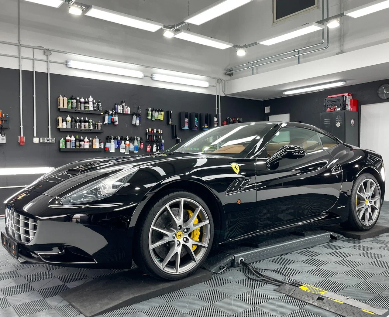 Ferrari California in Uni-Schwarz nach Lackkorrektur und Keramikversiegelung