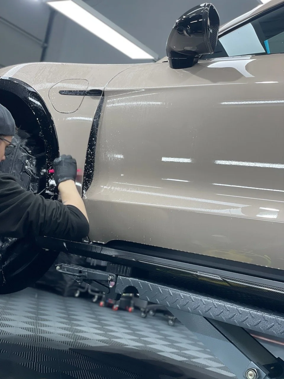 PPF Montage am Porsche Taycan Turbo S mit Anpassung an Bauteilkanten