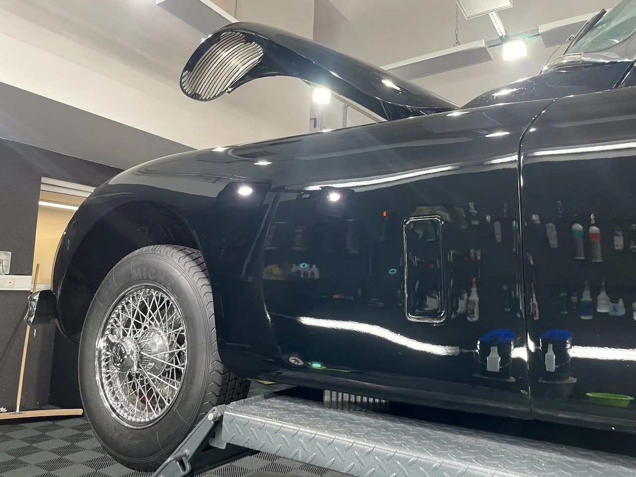Jaguar XK150 Kotflügel nach zwei Cutting-Durchgängen und Medium-Politur vor dem Finish