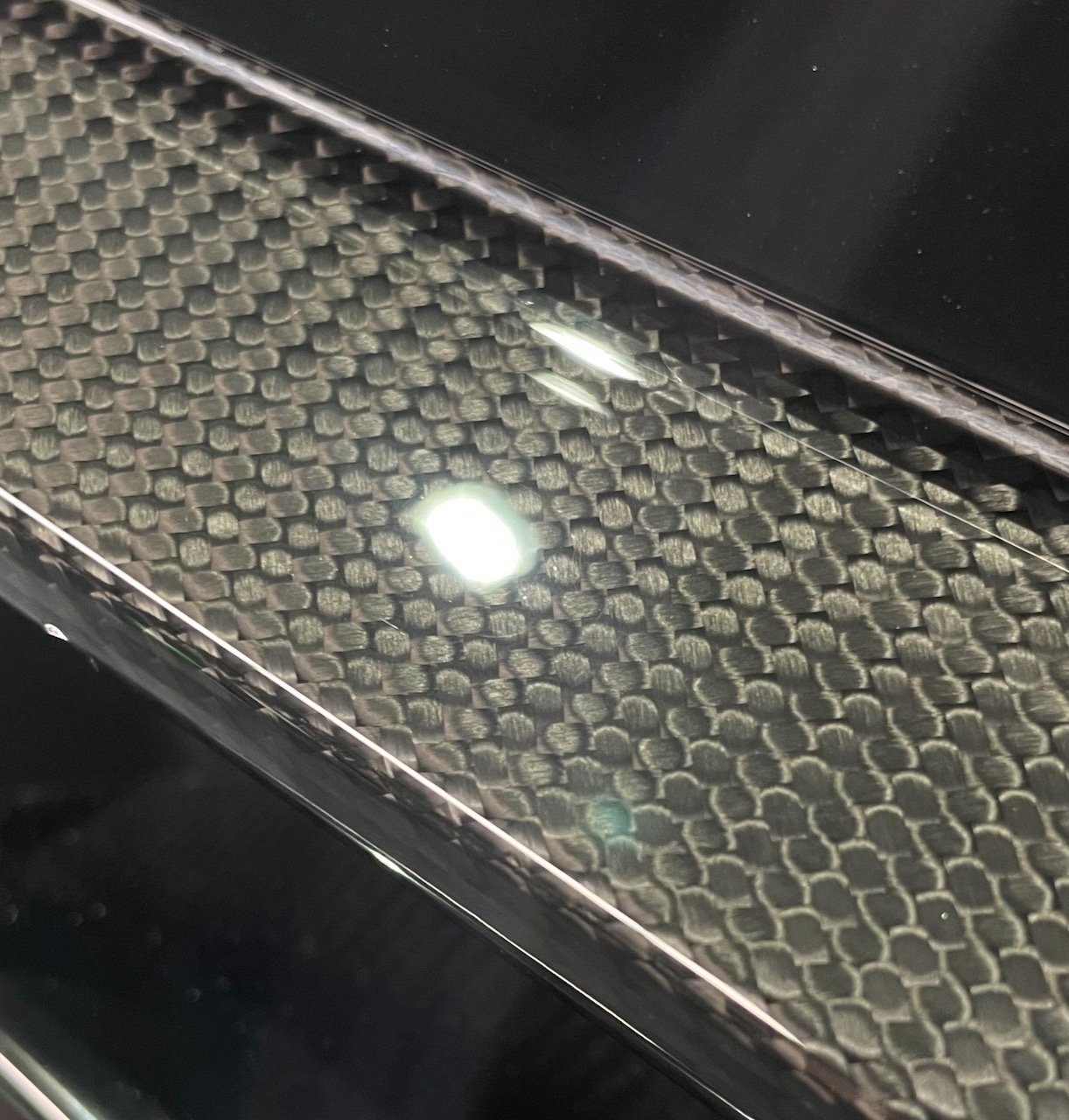 Audi R8 Carbon-Schweller nach der Aufbereitung