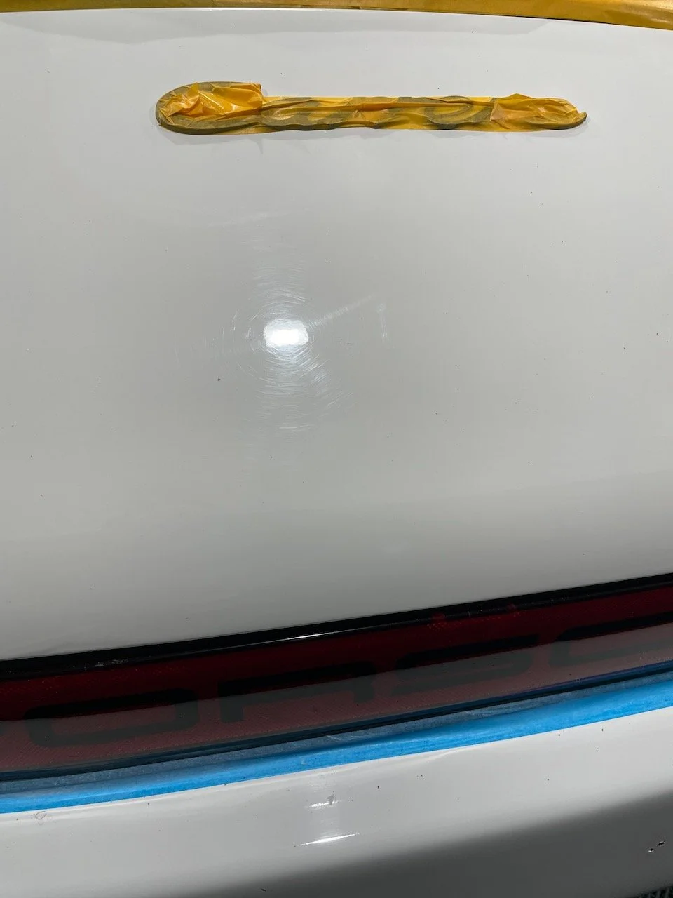 Porsche 911 Carrera Targa Heckhaube vor der Lackkorrektur mit Waschkratzern