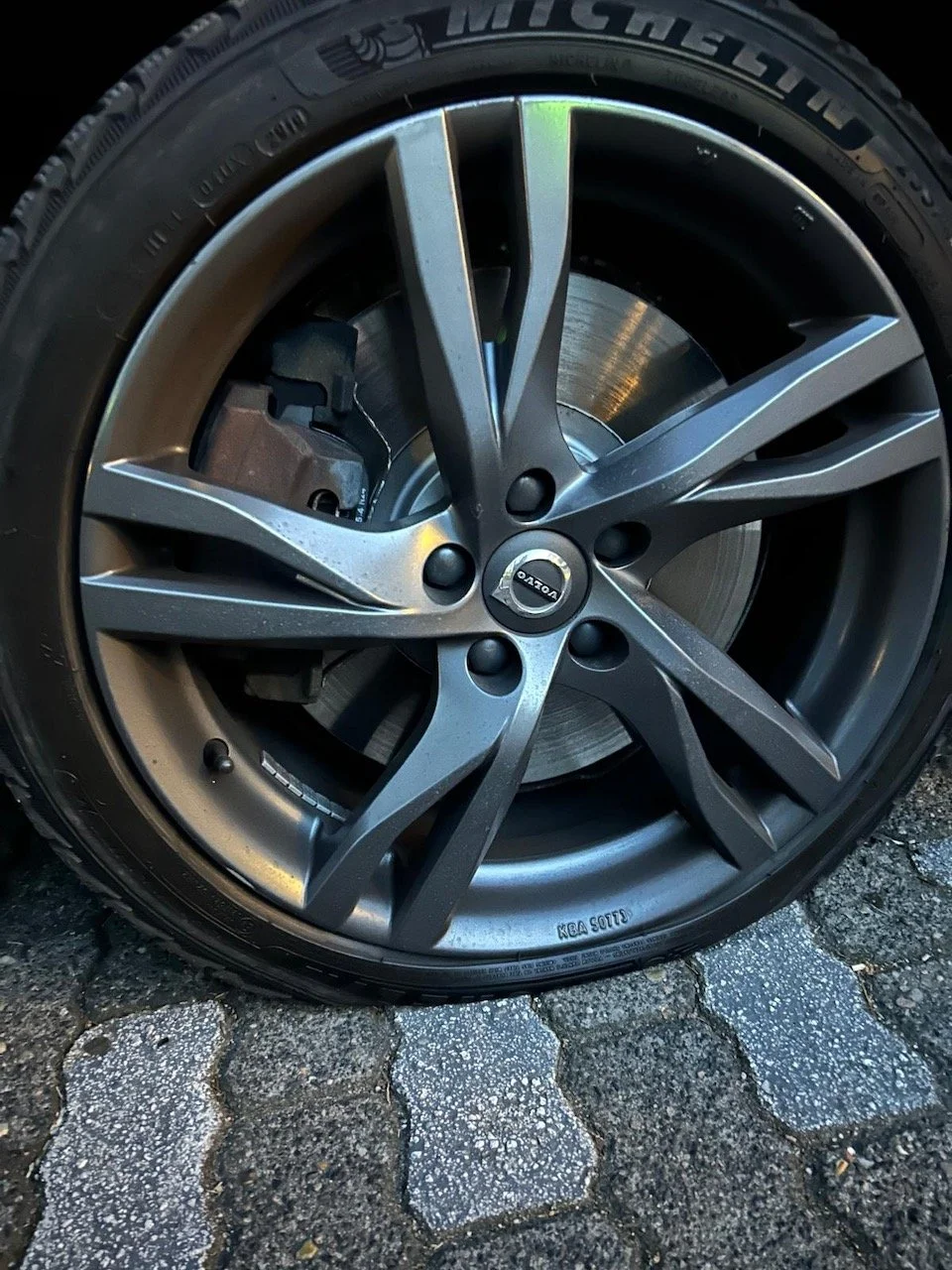 Beschädigter Reifen als Beispiel für die Grenzen einer Leasingaufbereitung