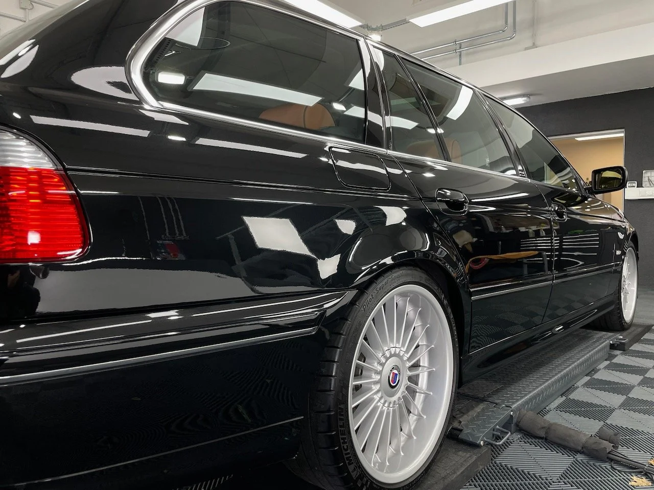 BMW ALPINA B10 Touring Heckansicht nach Lackkorrektur und Keramikversiegelung