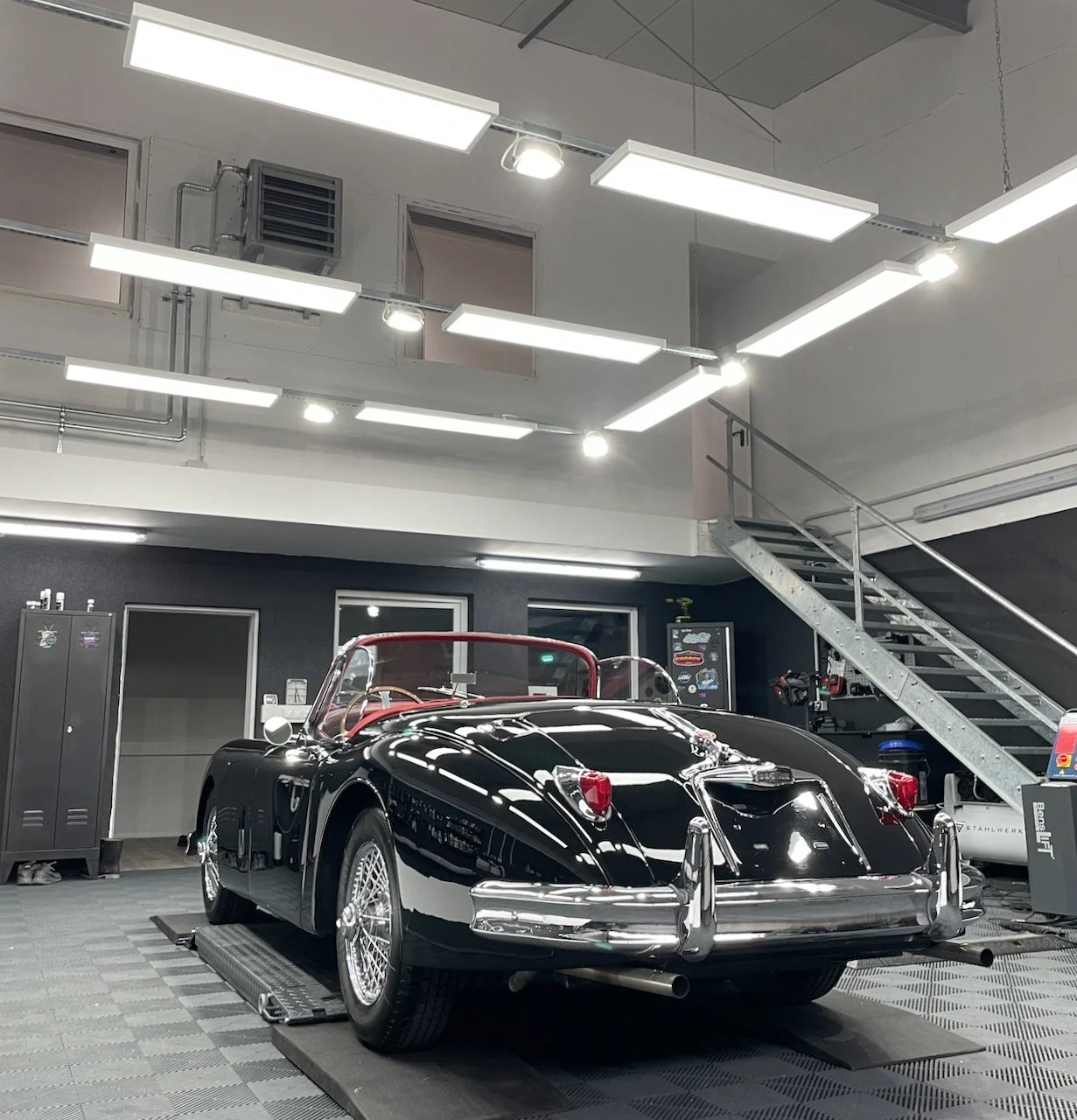 Jaguar XK150 Heckansicht nach mehrstufiger Lackkorrektur und Keramikversiegelung