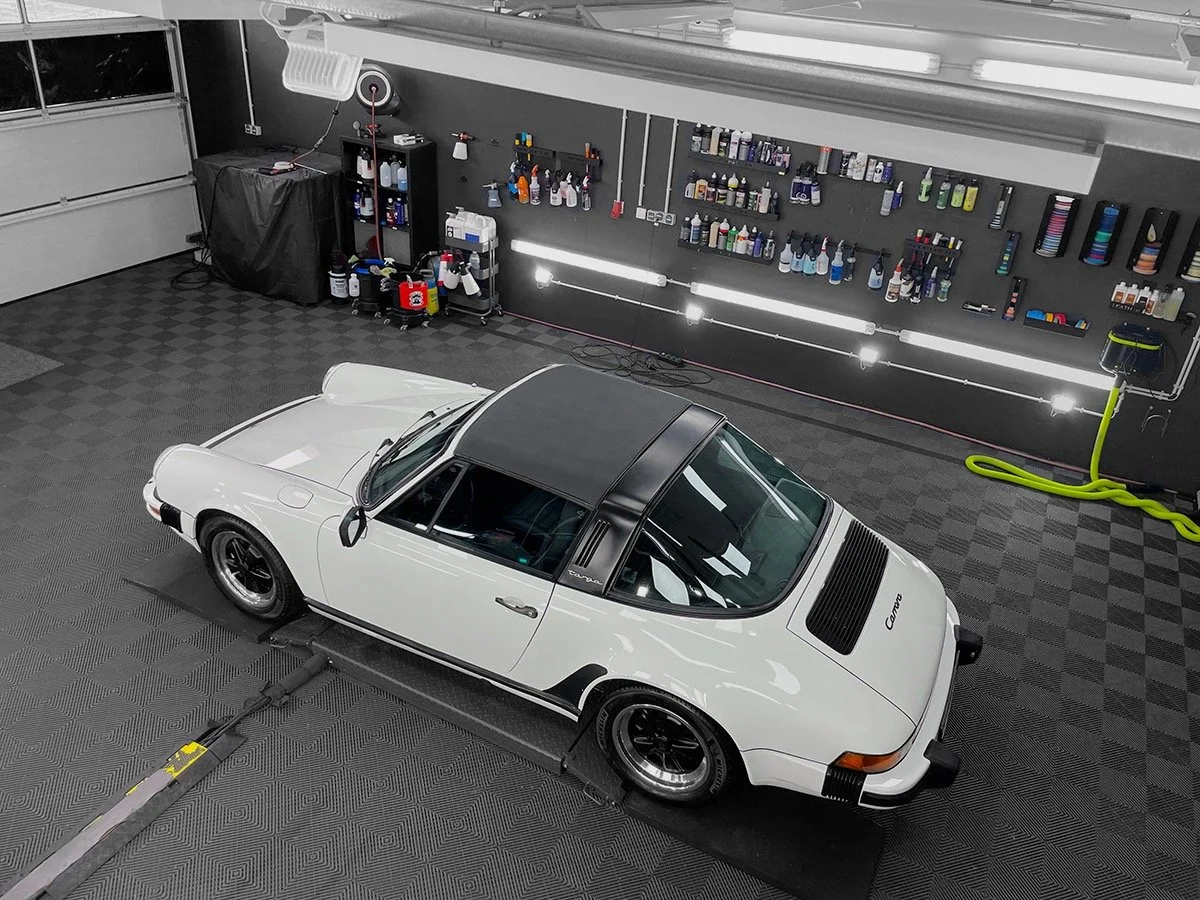 Porsche 911 Carrera Targa aus der Vogelperspektive nach zweistufiger Lackkorrektur und Keramikversiegelung