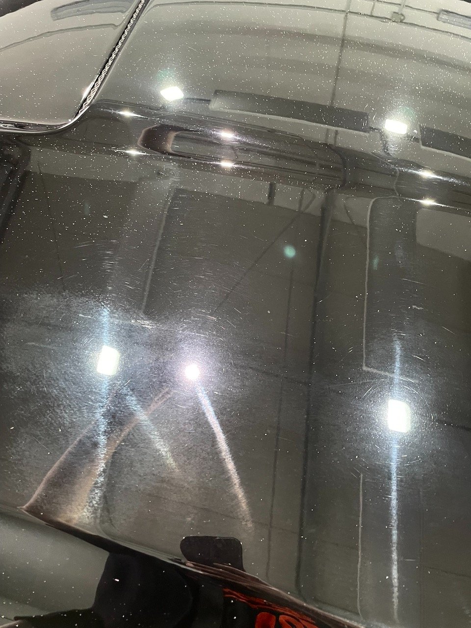 Ferrari California Uni-Schwarz Dach vor der Lackkorrektur mit Swirls und Wasserflecken