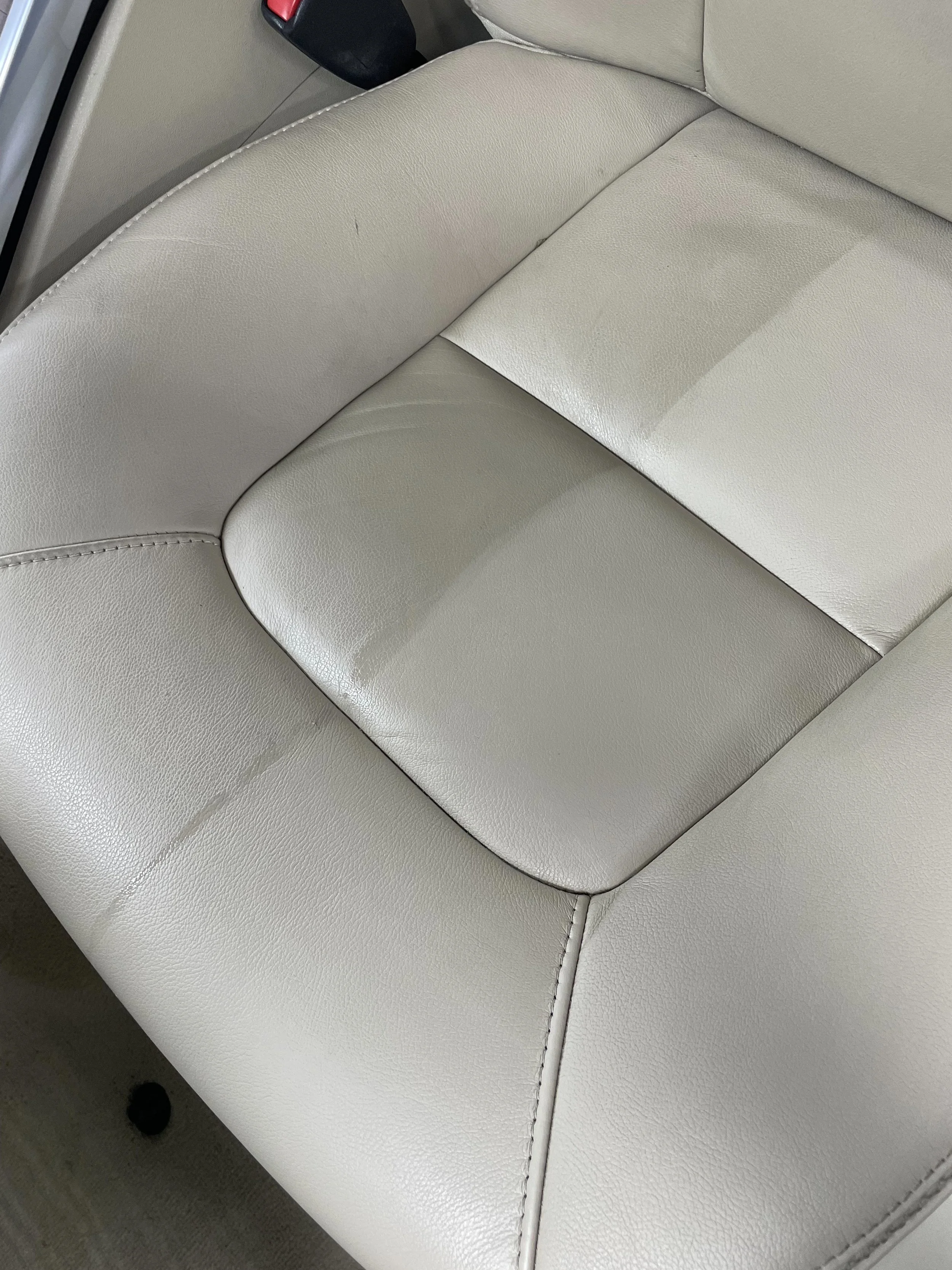 Heller Ledersitz vor und nach Reinigung