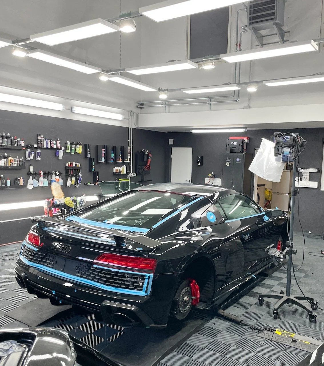 Audi R8 mit demontierten Rädern und freiliegenden Bremssätteln