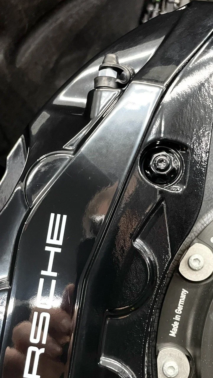 Porsche Taycan Turbo S Bremssattel vor und nach der einstufigen Politur