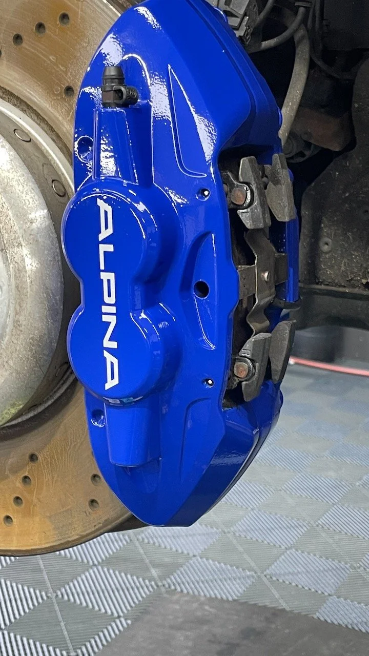 Keramisch versiegelter Bremssattel des BMW ALPINA B4S Edition 99