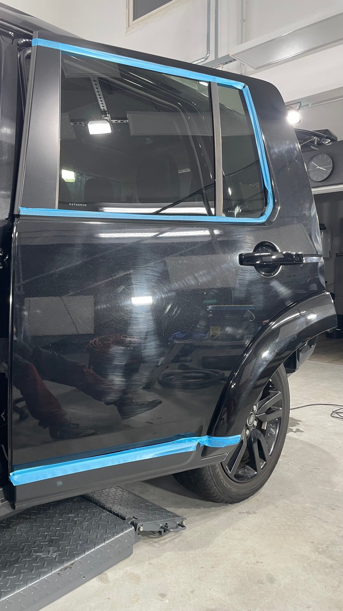 stark zerkratzer Autolack vor der Lackkorrektur