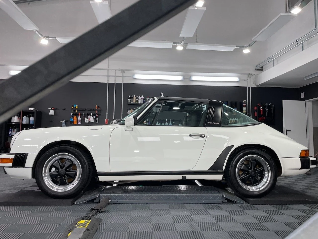 Porsche 911 Carrera Targa nach zweistufiger Lackkorrektur und Keramikversiegelung