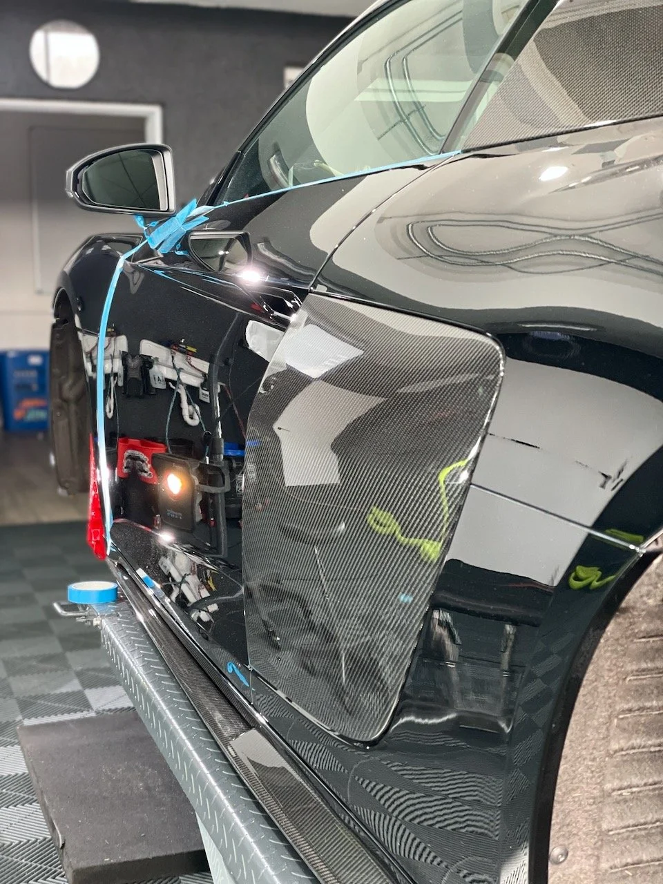 Audi R8 während der Aufbereitung auf der Bühne mit demontierten Rädern