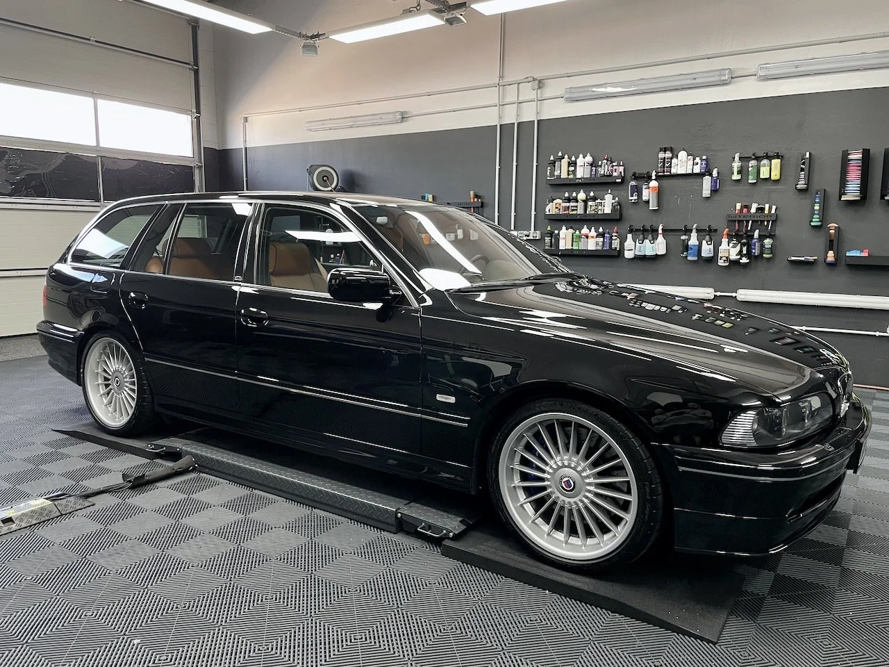 BMW ALPINA B10 Touring Front und Seitenansicht nach Lackkorrektur und Keramikversiegelung