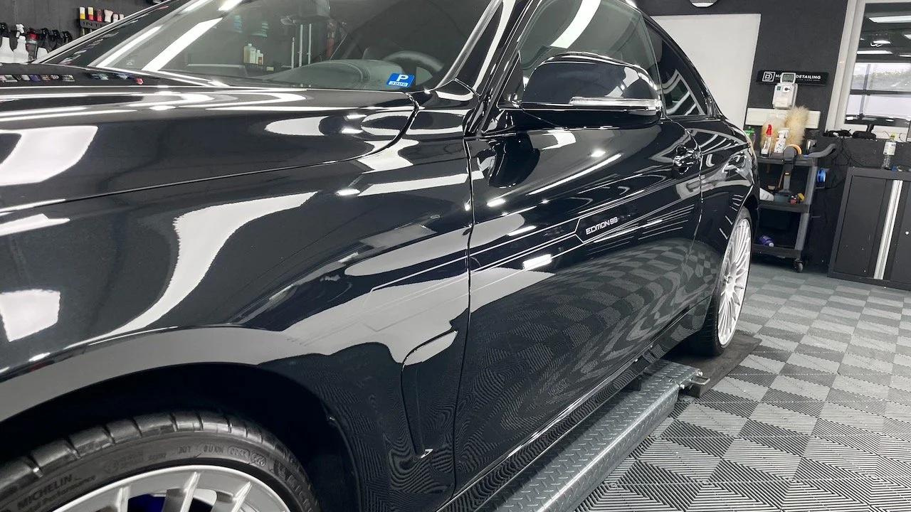 Detailansicht des BMW ALPINA B4S Edition 99 nach mehrstufiger Lackkorrektur und Keramikversiegelung