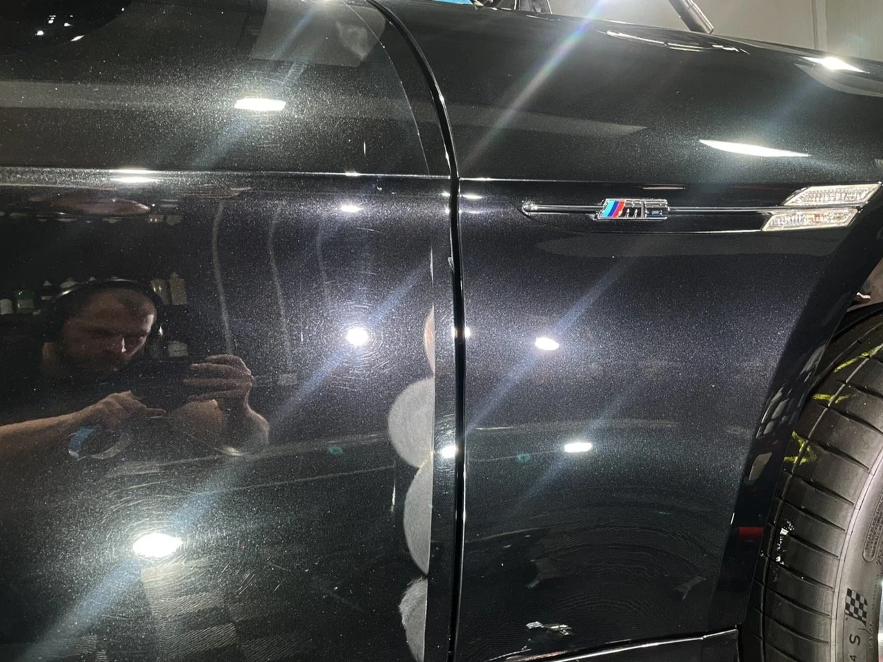 BMW M6 Competition Cabrio Fahrertür und Seitenwand im direkten Vergleich während der Lackkorrektur