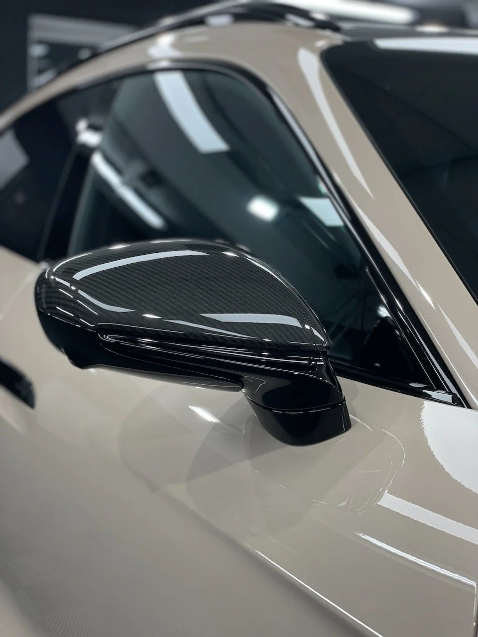 Seitenspiegel des Porsche Taycan Turbo S nach SunTek PPF und Keramikschutz