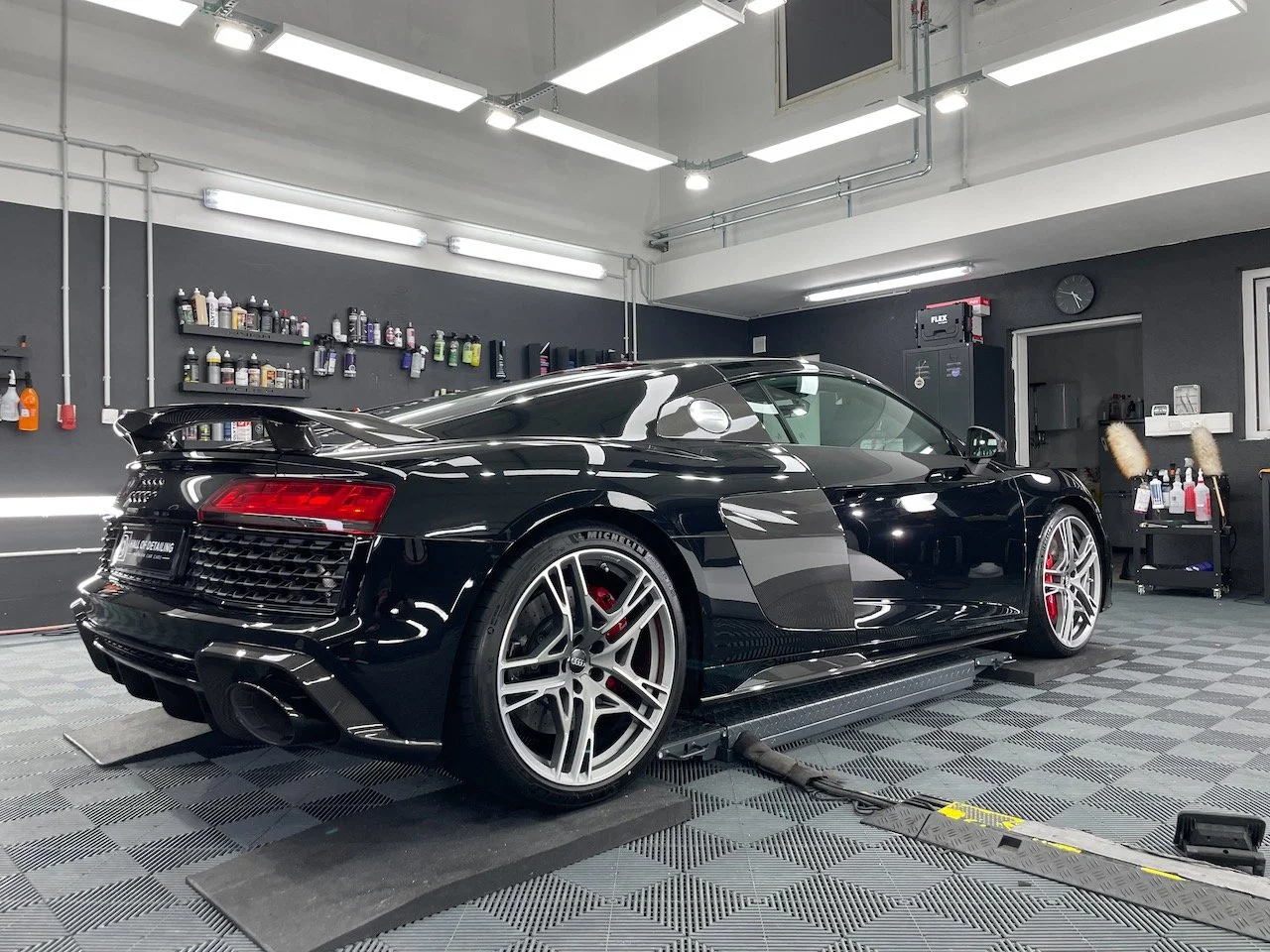 Audi R8 V10 nach mehrstufiger Lackkorrektur und Keramikversiegelung in Heck-Seitenansicht