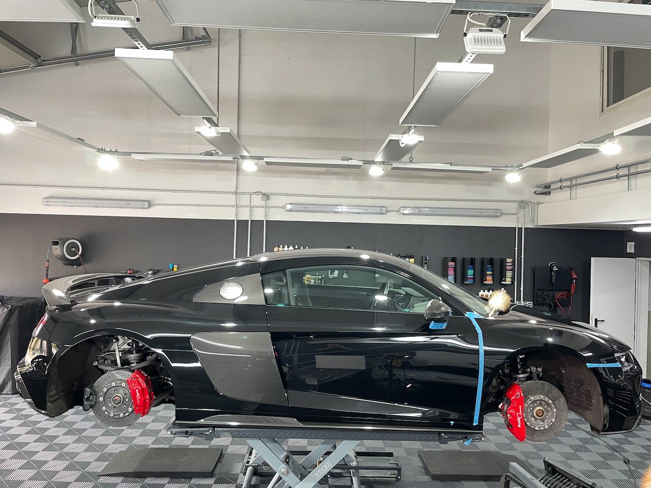 Audi R8 auf der Hebebühne mit demontierten Rädern während der Aufbereitung