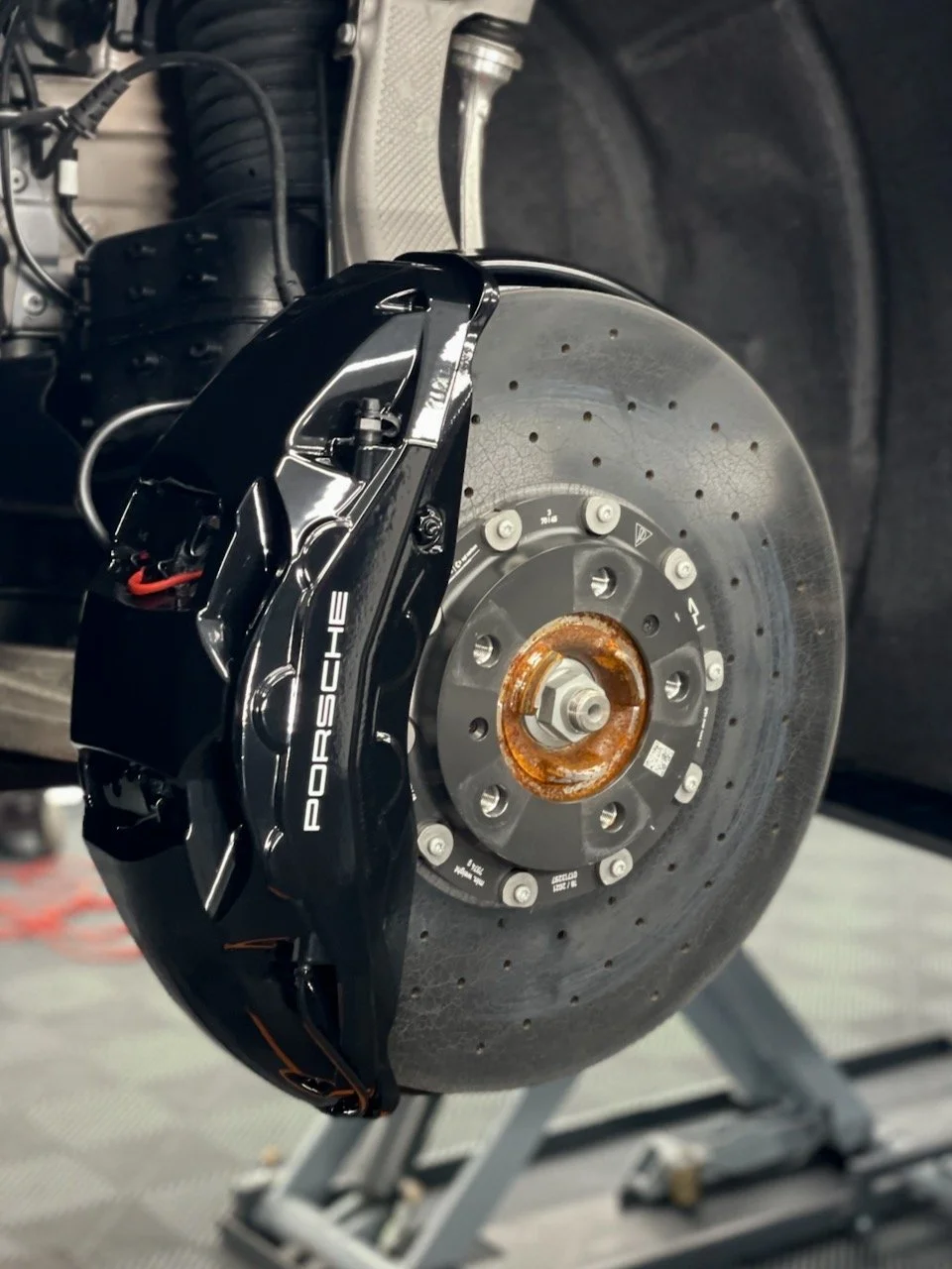Polierter und keramisch versiegelter Bremssattel am Porsche Taycan Turbo S