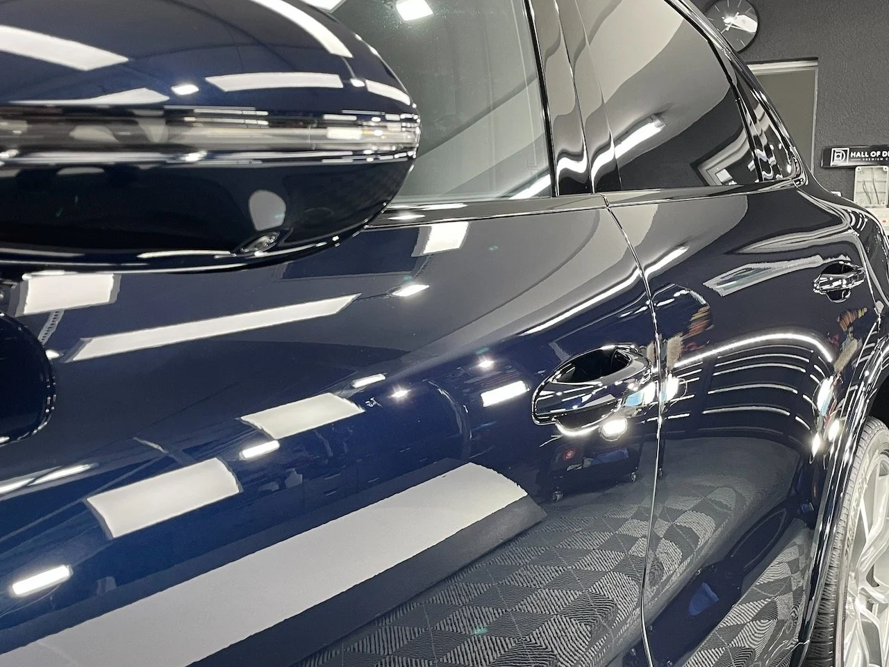 Porsche Cayenne Türdetail nach zweistufiger Lackkorrektur und Keramikversiegelung