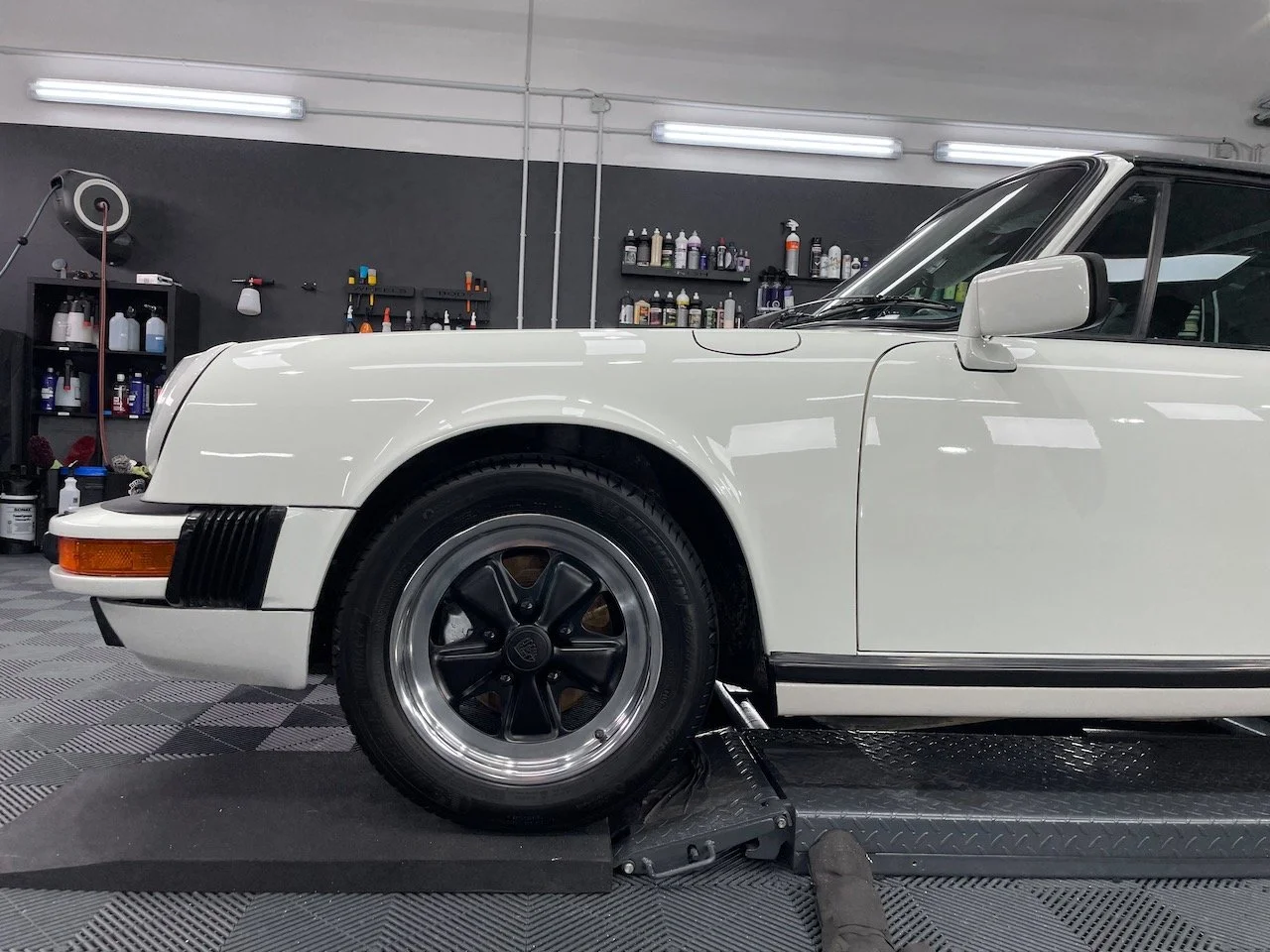 Porsche 911 Carrera Targa Seitenansicht von hinten nach Lackkorrektur und Keramikversiegelung