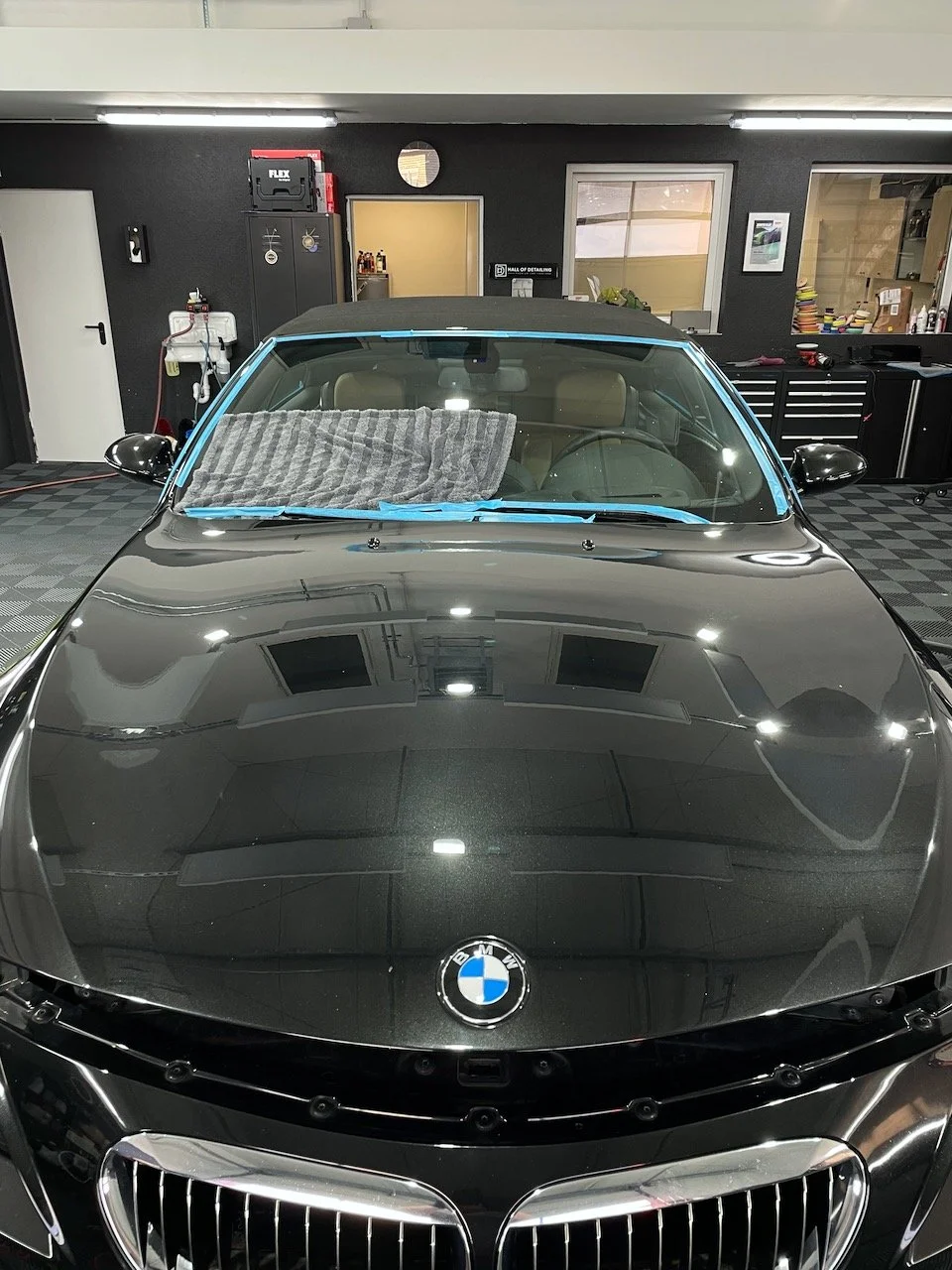 BMW M6 Competition Cabrio Motorhaube nach der Lackkorrektur mit deutlich reduziertem Defektbild