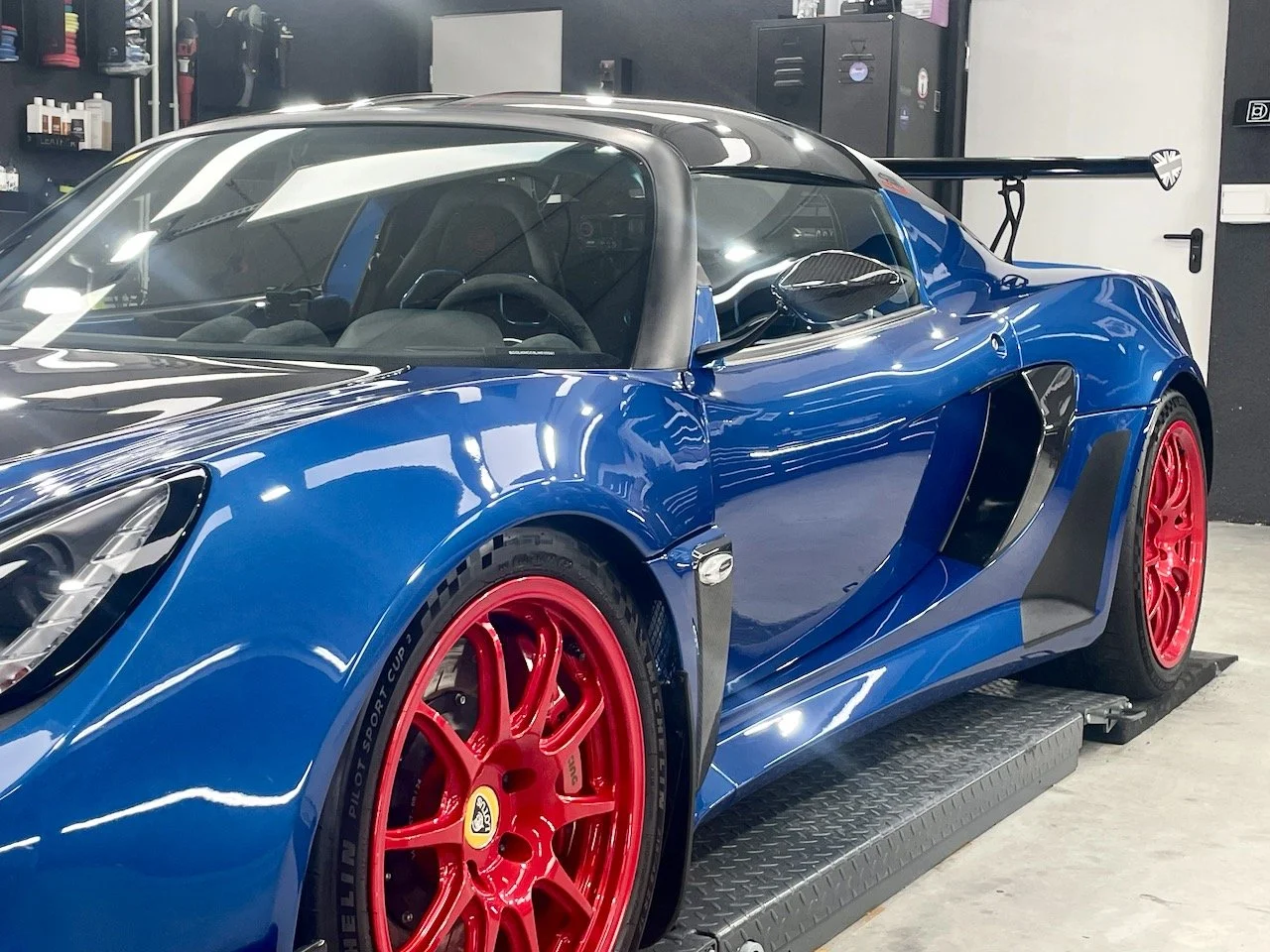 Detailansicht der Lotus Exige Cup 430 nach Lackkorrektur und Keramikversiegelung