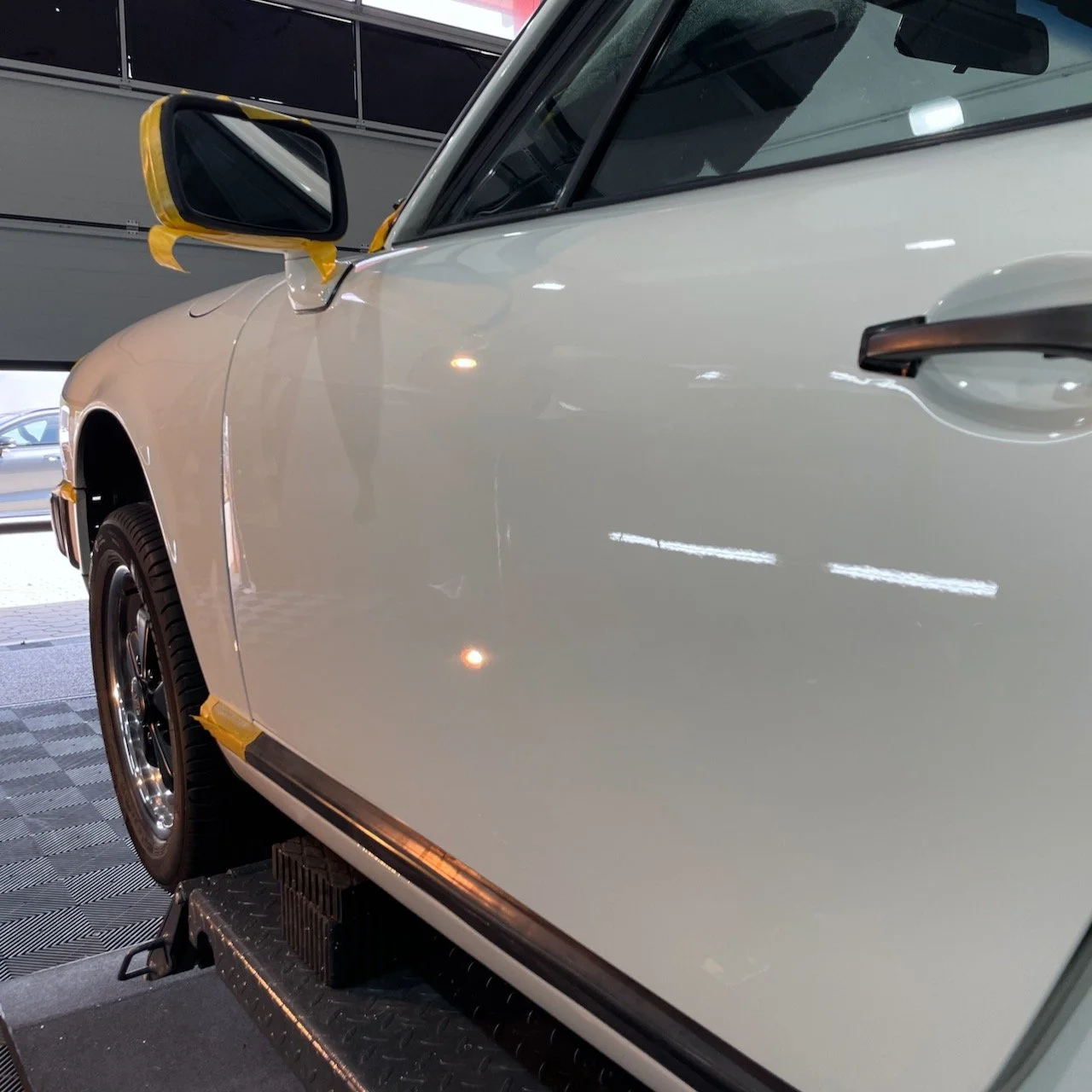 Porsche 911 Carrera Targa Fahrertür nach zweistufiger Lackkorrektur unter Kontrolllicht