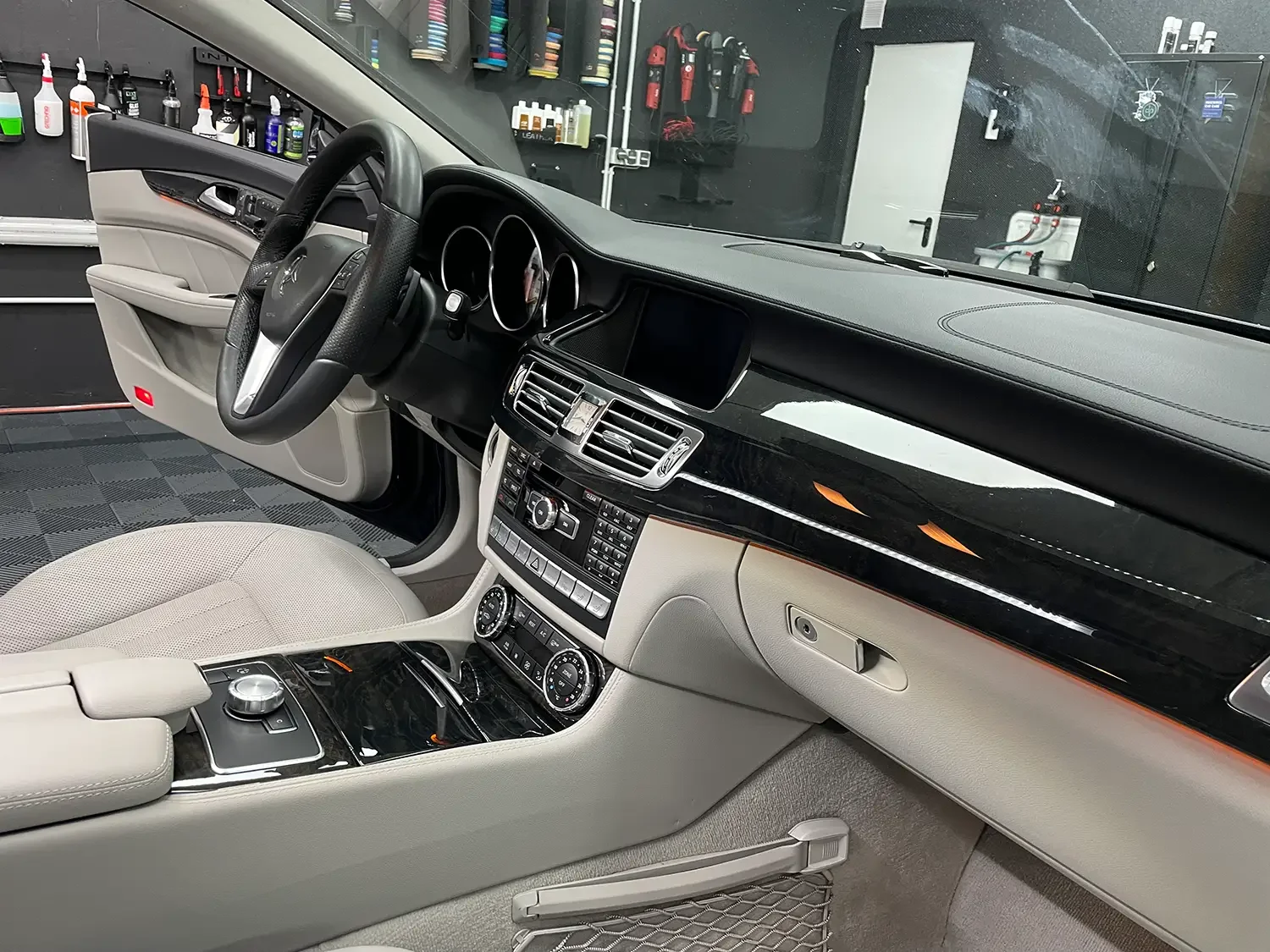 Sauberer, gepflegter Fahrzeuginnenraum nach professioneller Innenraumreinigung