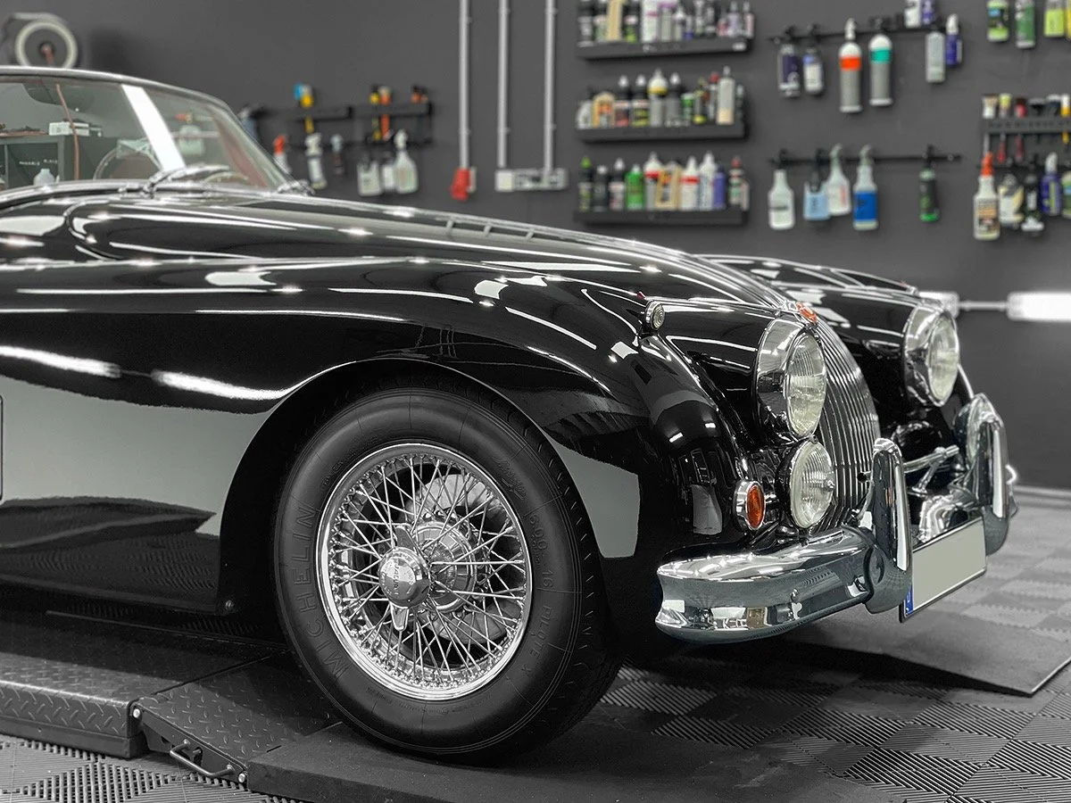 Jaguar XK150 Front nach mehrstufiger Lackkorrektur und Keramikversiegelung
