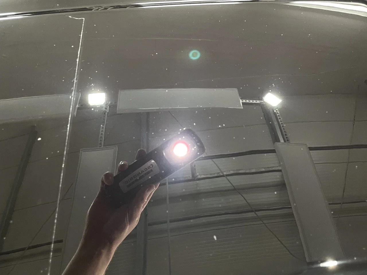 Ferrari California Uni-Schwarz Motorhaube nach der Lackkorrektur mit tiefschwarzem Hochglanz