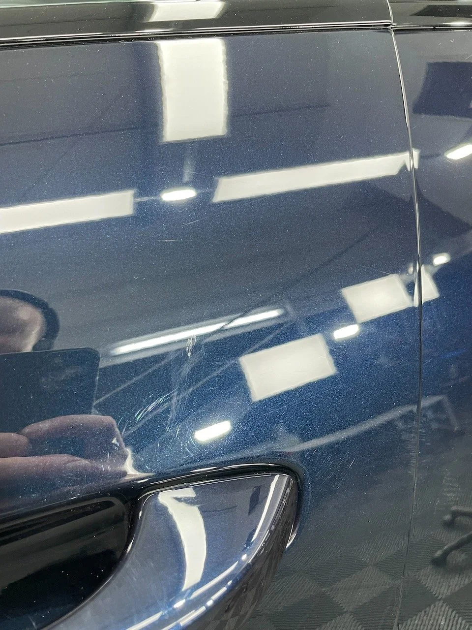 Porsche Cayenne Kratzer rund um den Türgriff vor der Lackkorrektur