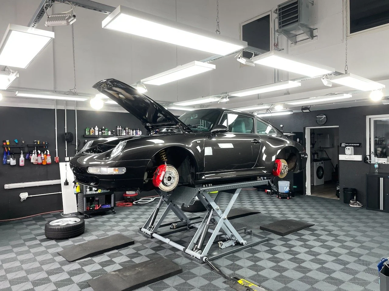 Porsche 993 auf der Hebebühne mit demontierten Rädern