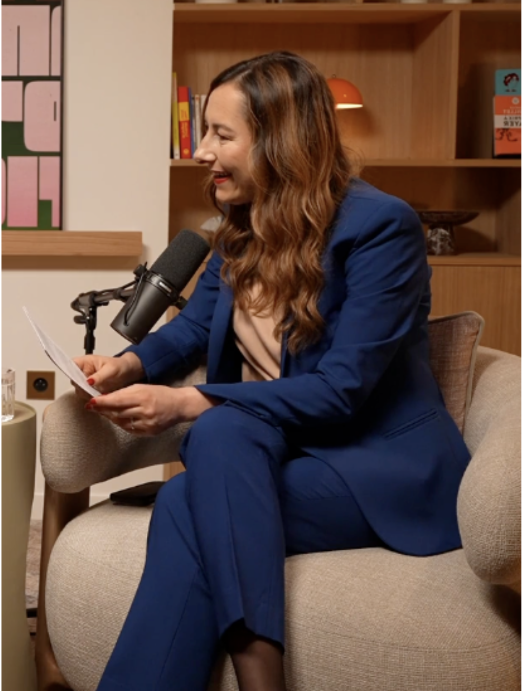Léa Lejeune en enregistrement de podcast, au micro en studio