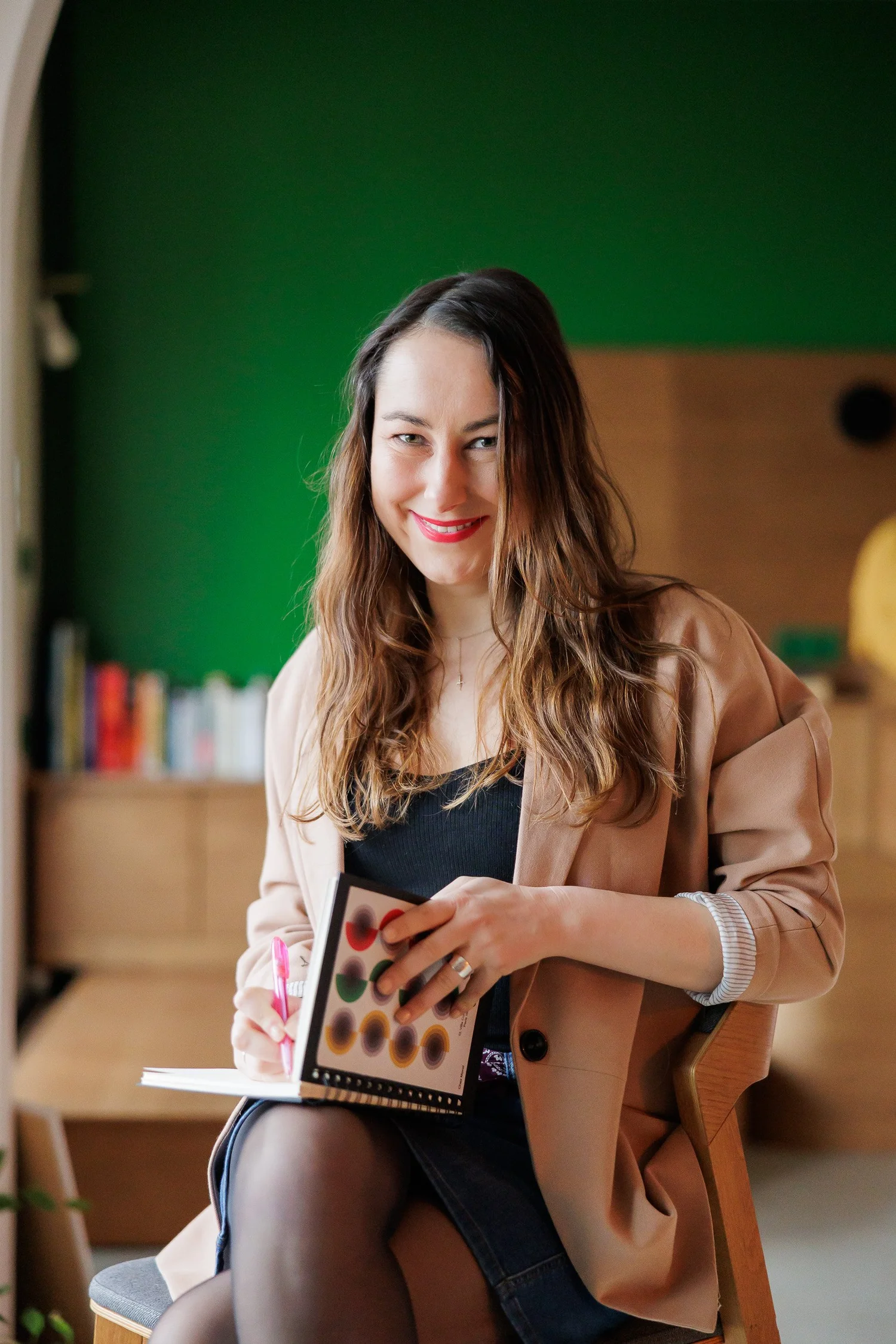Léa Lejeune, carnet en main