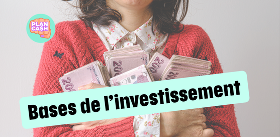 Femme en gilet rouge tenant une liasse de billets de vingt euros