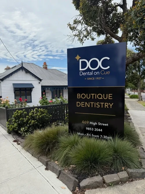 Dental on Cue exterior signage, artwork supplied print ready to the signwriter