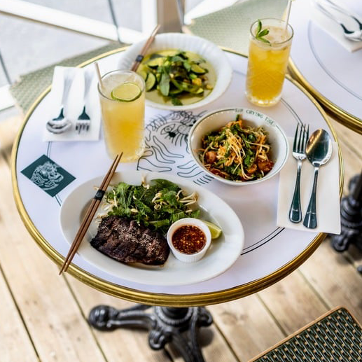 Table avec plats et boissons2