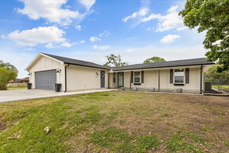 Listing for 323 Mustang Tr, Granbury TX
