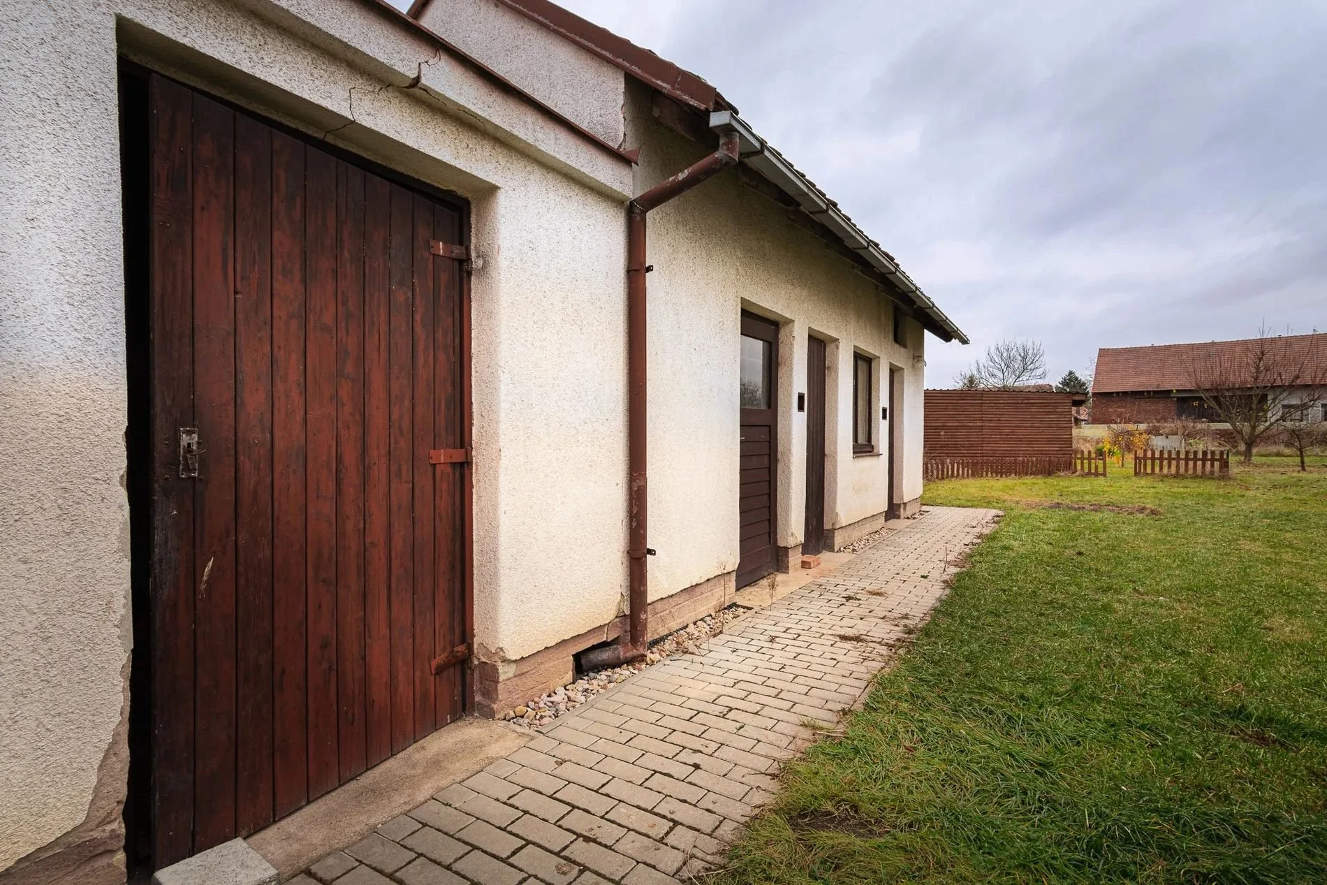 Rodinný dům a pozemek v české obci