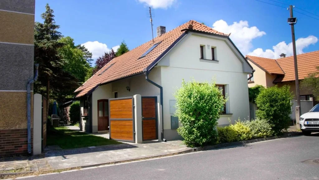 Uliční pohled na rodinný dům v české obci