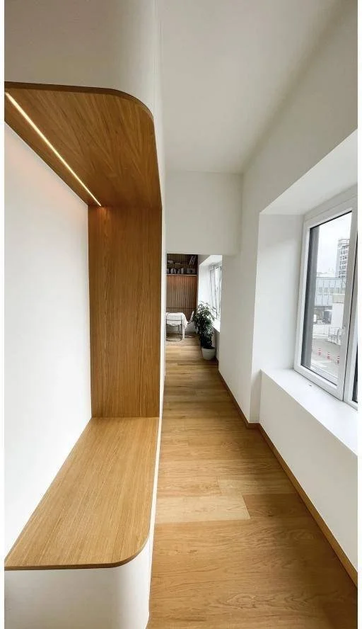 Banquette en chêne dans le couloir