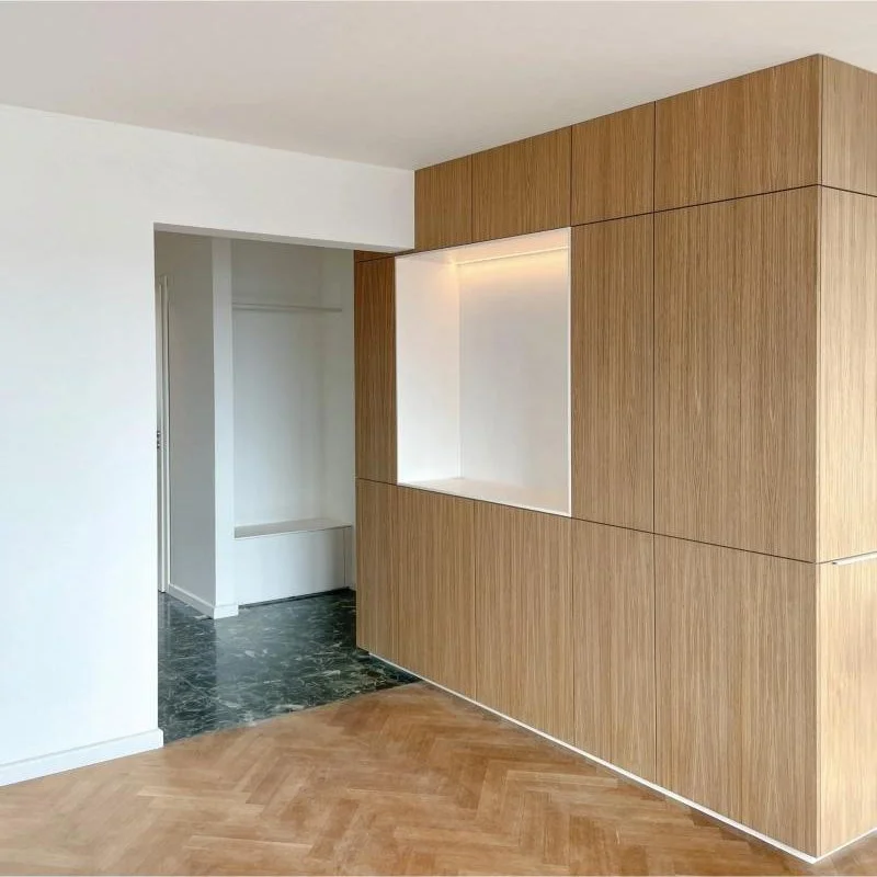 Le cube en chêne et sa niche éclairée